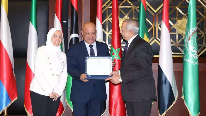 الأكاديمية العربية للنقل البحري تكرم رئيس ميناء دمياط