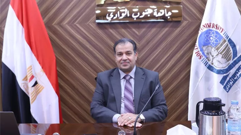 رئيس جامعة جنوب الوادى يهنى الرئيس السيسي بالعام الميلادي الجديد