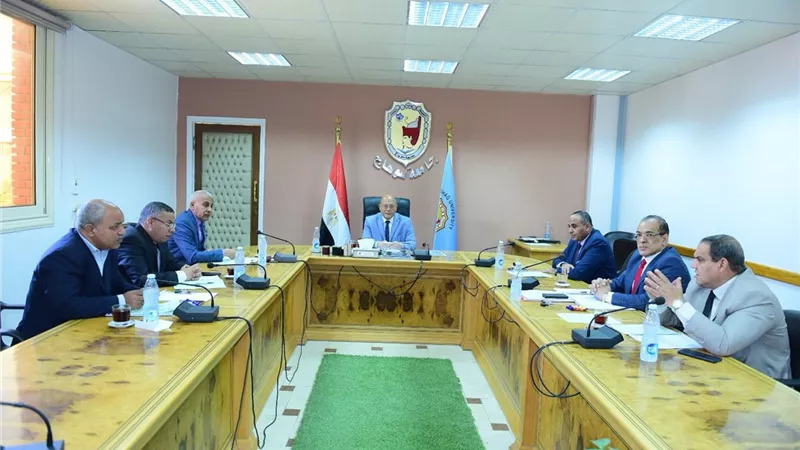 رئيس جامعة سوهاج يترأس مجلس إدارة التعليم المدمج