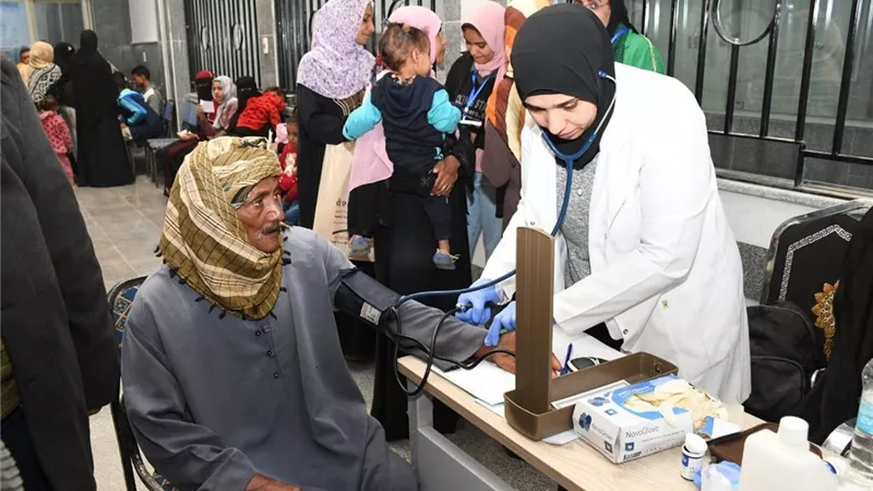 قافلة جامعة عين شمس تستقبل 2615 حالة بقرية المفرجية قوص فى قنا