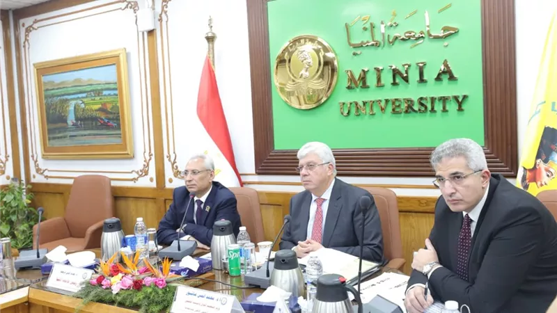 وزير التعليم العالي يوجه بإستعداد الجامعات لامتحانات الترم الأول