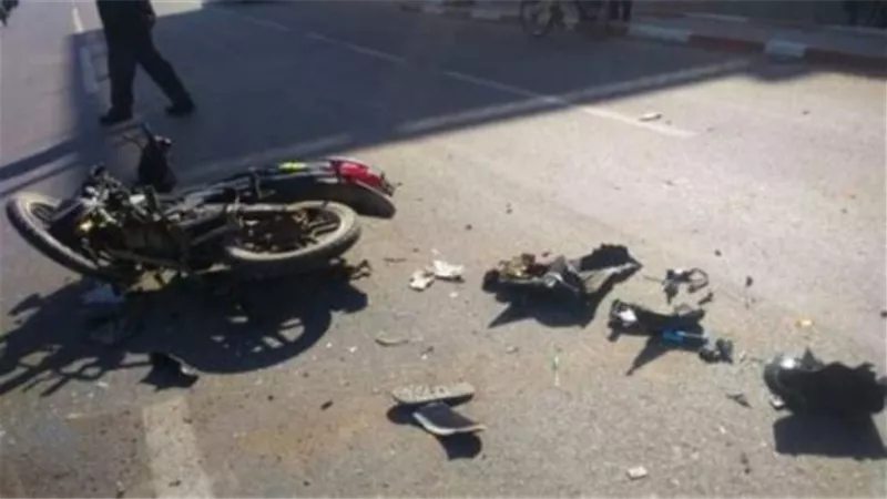 اصابة 4 اشخاص فى حادث انقلاب دراجة بخارية بينهم اب وام ونجلهما