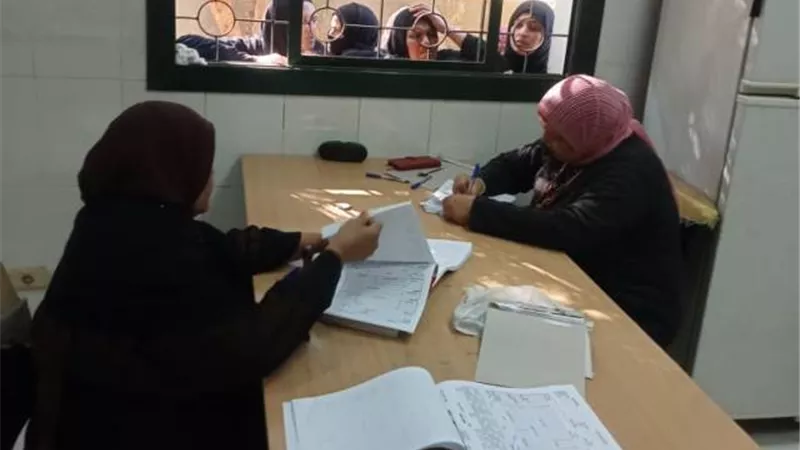 الكشف علي ١٠٥٣ مواطن بالقافلة الطبية بالعليقات بمركز قوص