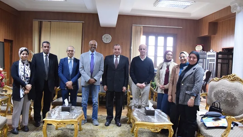 رئيس جامعة بني سويف يستقبل مدير مشروع مركز تميز المياه