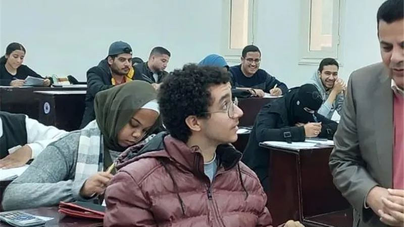 رئيس جامعة بني سويف التكنولوجية يتفقد سيرالامتحانات