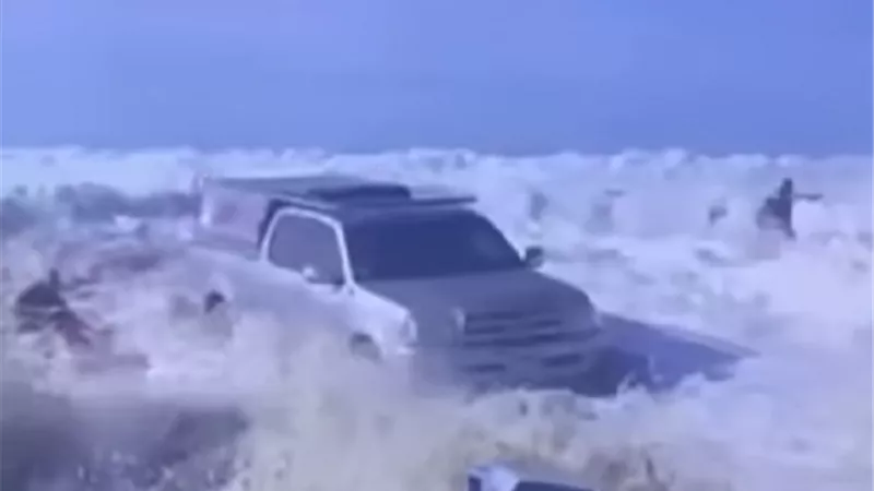 الأمواج تصل إلى الشوارع في المناطق الساحلية بكاليفورنيا | فيديو