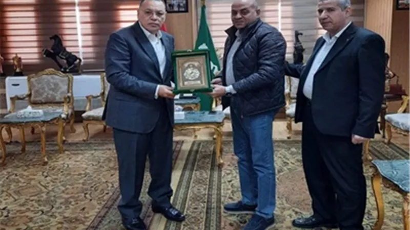 محافظ الشرقية يُكرم الرشيدى بعد نقله مديراً لتعليم اسوان