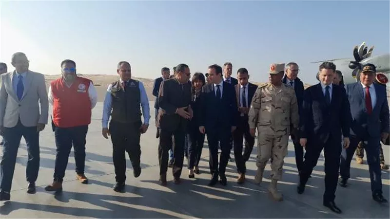 محافظ شمال سيناء يستقبل وزير الدفاع الفرنسى بمطار العريش