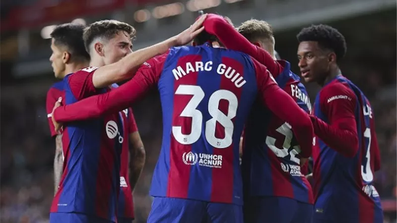 برشلونة يسعى لتحصين مهاجمه الشاب