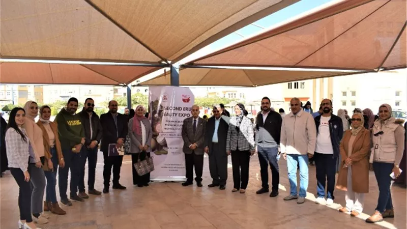 صيدلة الجامعة المصرية الروسية تفتتح معرض مستحضرات التجميل.. صور