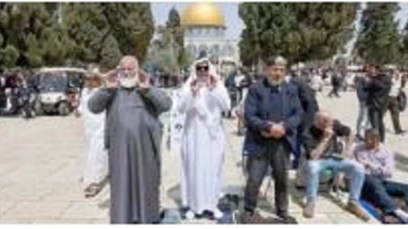 12 ألفاً أدوا صلاة الجمعة.. في القدس