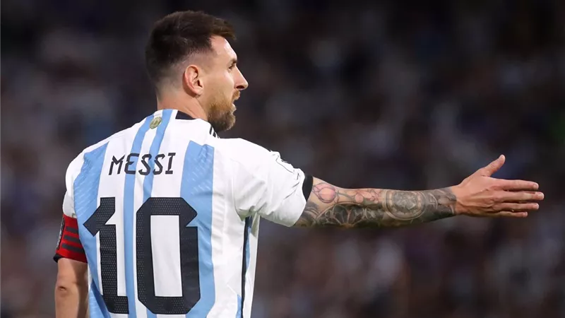 رغم رفض الفيفا.. الاتحاد الأرجنتيني يعلن حجب قميص ميسي