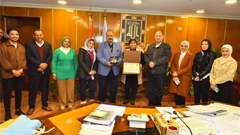 محافظ أسيوط يكرم عميد كلية التربية النوعية ويلتقى بعض الطلاب