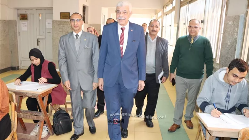 القاصد يتفقد سير امتحانات الترم الأول بكلية الهندسة الالكترونية
