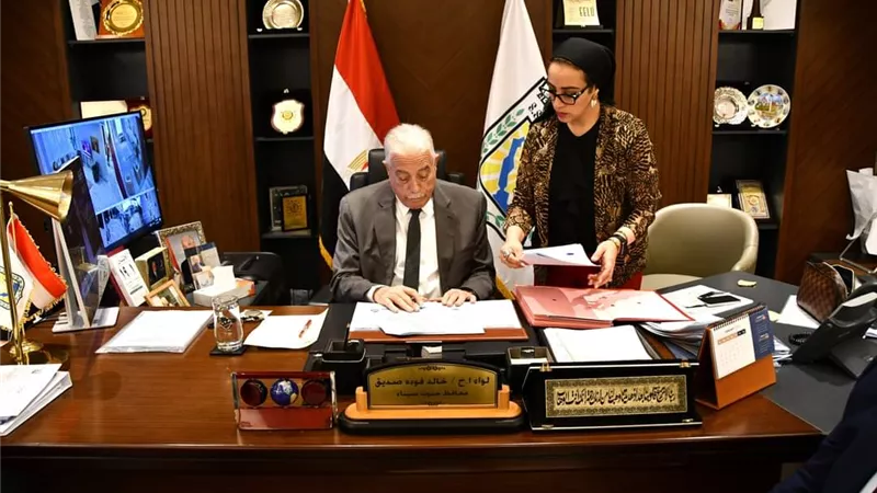محافظ جنوب سيناء يعتمد 12 عقد تقنين أوضاع لمواطني طور سيناء