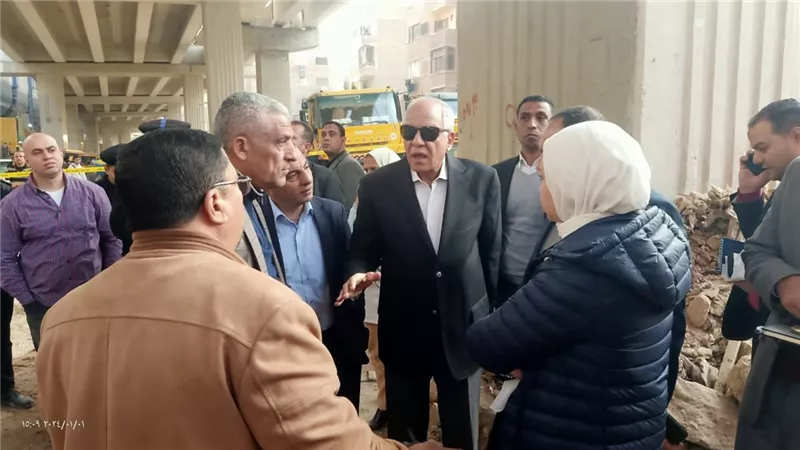 محافظ الجيزة يتفقد موقع حادث انزلاق احدي الكمرات الخرسانية