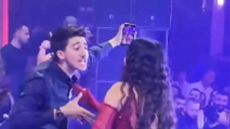 معجب يقتحم المسرح على هيفاء وهبى ليلتقط صورة سيلفي.. فيديو