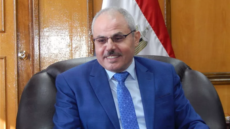 نائب رئيس جامعة القناة يتفقد اللجان الامتحانية