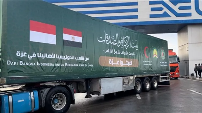 بتوجيهات شيخ الأزهر..وصول أكبر قافلة مساعدات من بيت الزكاة لمعبر رفح