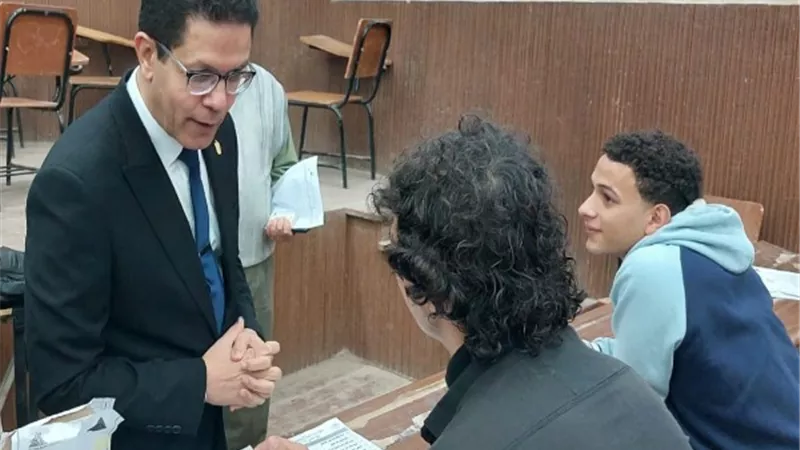 الجيزاوي يتفقد سير امتحانات الفصل الدراسي الاول بكليتي التجارة والآداب ببنها