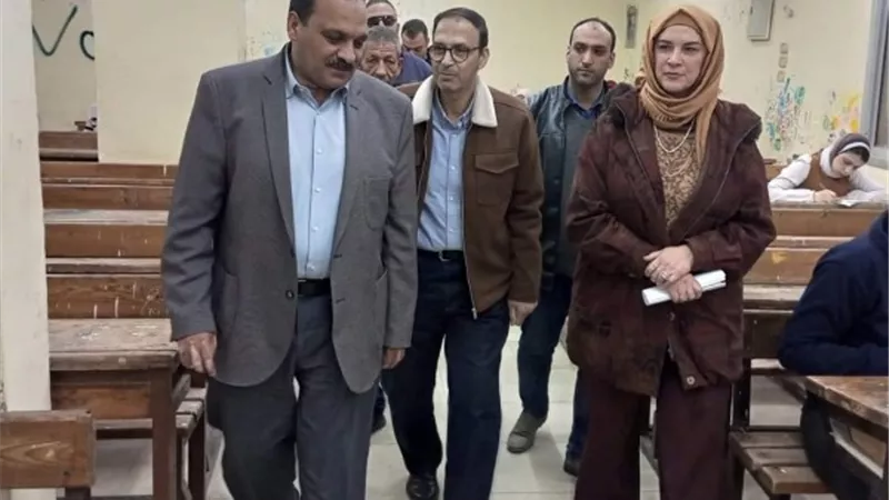نائب رئيس جامعة بنها يواصل تفقد سير امتحانات الفصل الدراسي الأول