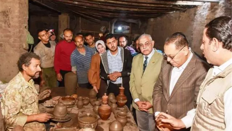 محافظة الشرقية يزور قرية 