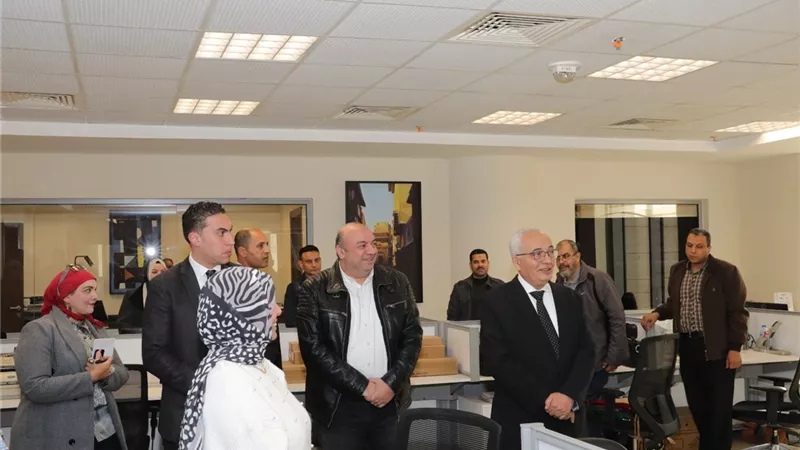 حجازي يستهل العام الجديد بتفقد مبنى الوزارةوتقديم التهنئةللعاملين