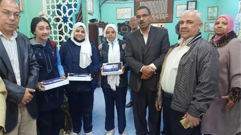 تعليمية قوص تبدأ توزيع ١٨٧٩ جهاز تابلت على طلاب الاول الثانوى