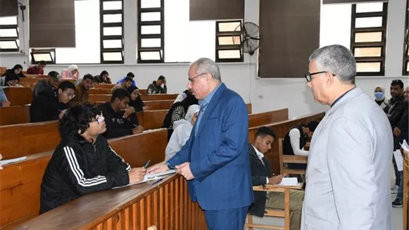 رئيس جامعة القناة يتفقد لجان الامتحانات في كليتي الزراعة والعلوم