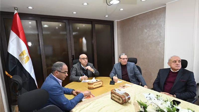 وزير الإسكان يتابع موقف خدمات مياه الشرب والصرف الصحى بالجيزة
