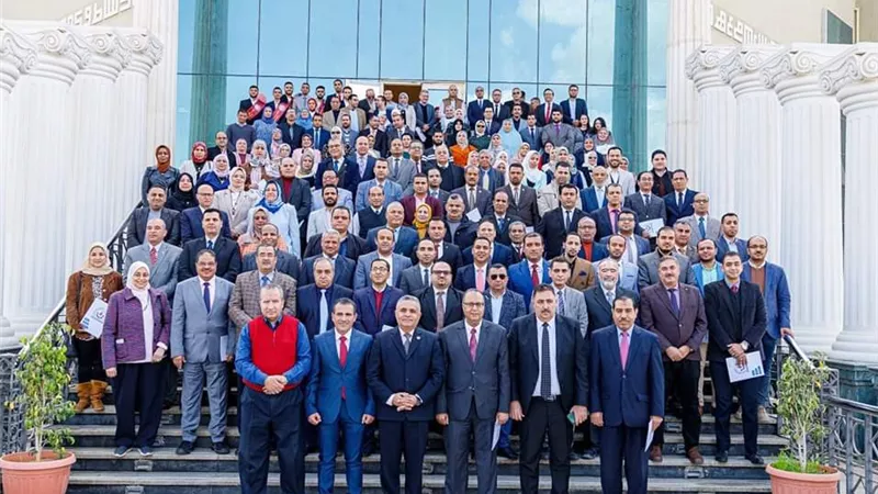 رئيس جامعة السويس يكرم عددا من الباحثين في احتفالية عيد العلم