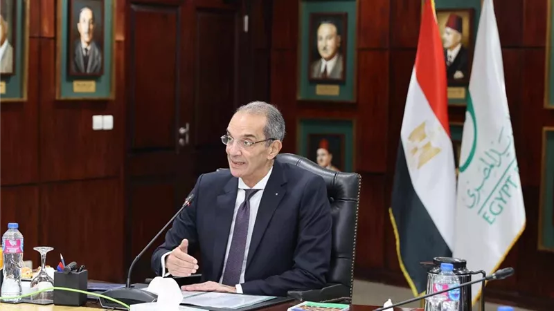 وزير الاتصالات يدشن طابع 