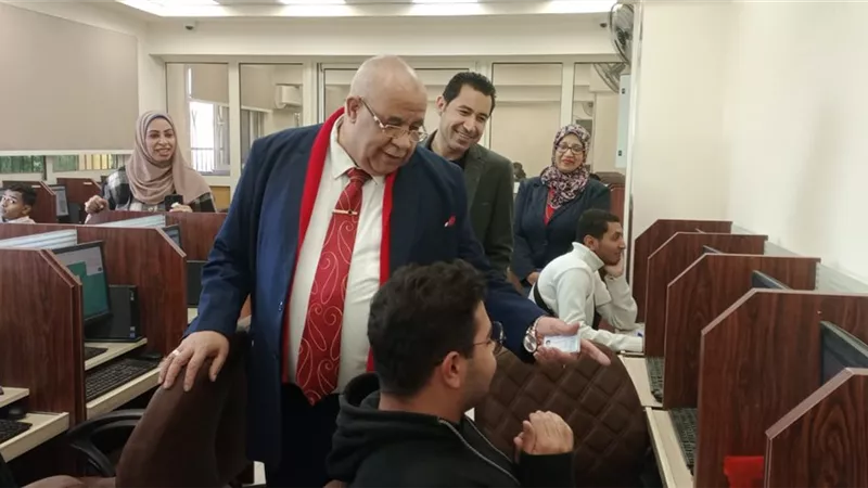 رئيس جامعة الأقصر يتفقد امتحانات كلية الحاسبات والمعلومات