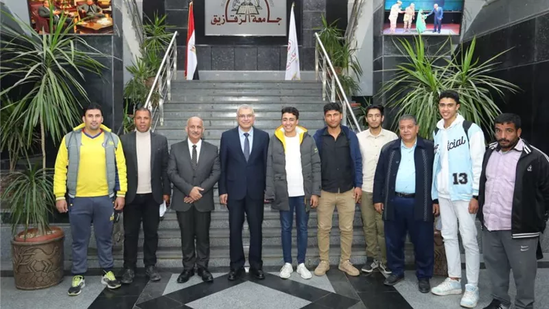 رئيس جامعةالزقازيق يسلم أجهزة تعويضية لطلاب ذوي همم