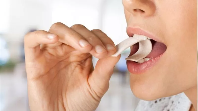 طبيبة توضح أضرار مضغ العلكة أكثر من ثلاث دقائق