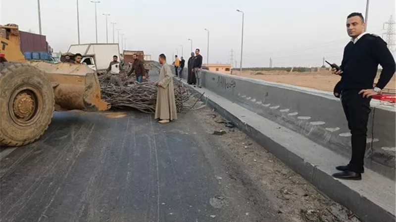 رفع آثار حادث تصادم 3 سيارات بطريق الإسماعيلية القاهرة ..صور