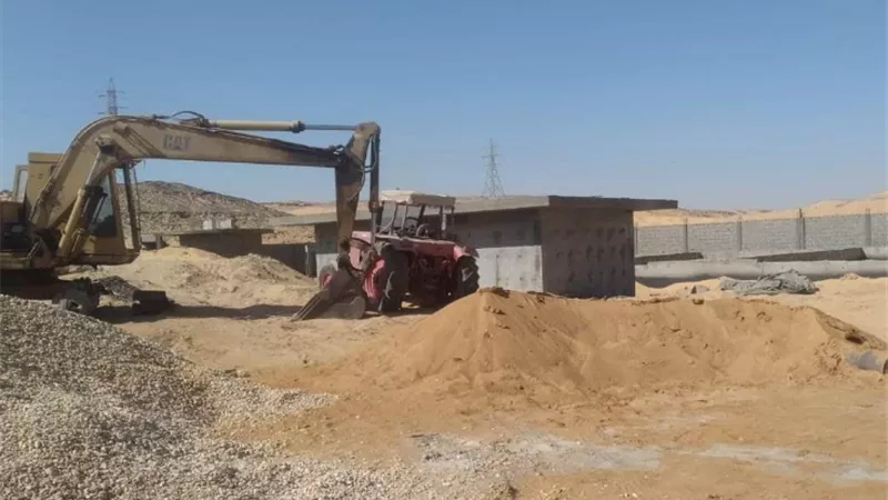 محافظ أسوان يتابع توصيل خدمات الصرف الصحى بقرية غرب سهيل