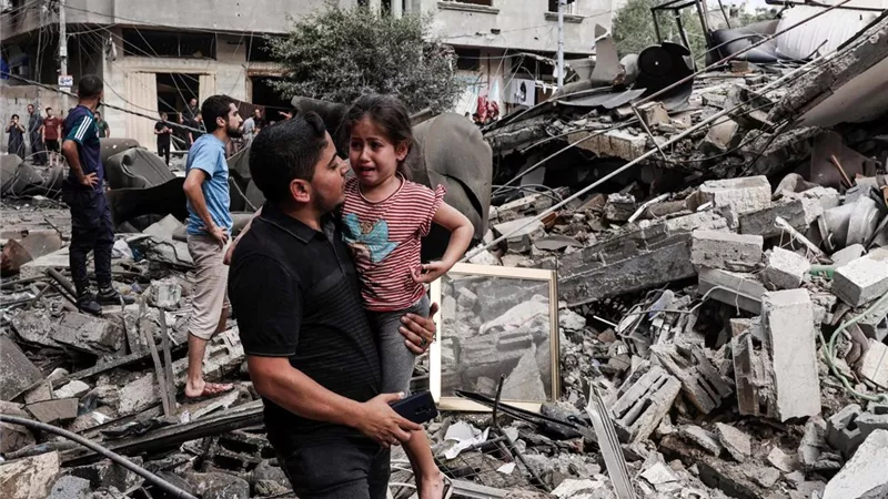 قصف مدفعي يستهدف مستشفى ومخيما في قطاع غزة