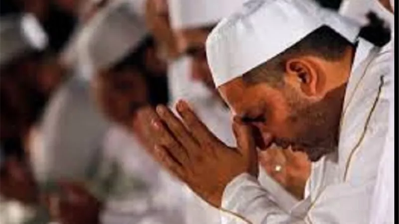 كلمات مشروعة فى تأمين المصلين عند ثناء الإمام على الله فى القنوت
