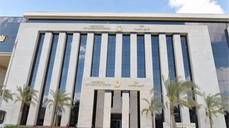 صرف 4800 جنيه سنويا للعمالة غير المنتظمة .. وزارة العمل تكشف