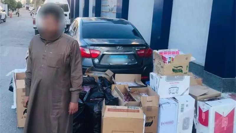 ضبط 12500 عبوة سجائر مُهربة بحوزة سائق بمطروح