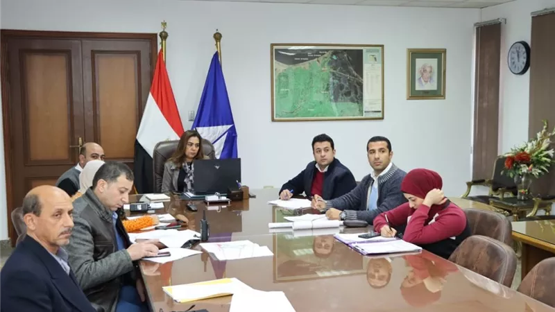 محافظ دمياط تناقش دراسة زيادة معدلات الإنتاج بالمزرعة السمكية