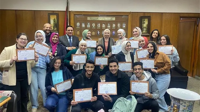 عميد ألسن عين شمس تكرم فريق كورال الكلية الفائز بالمركز الأول