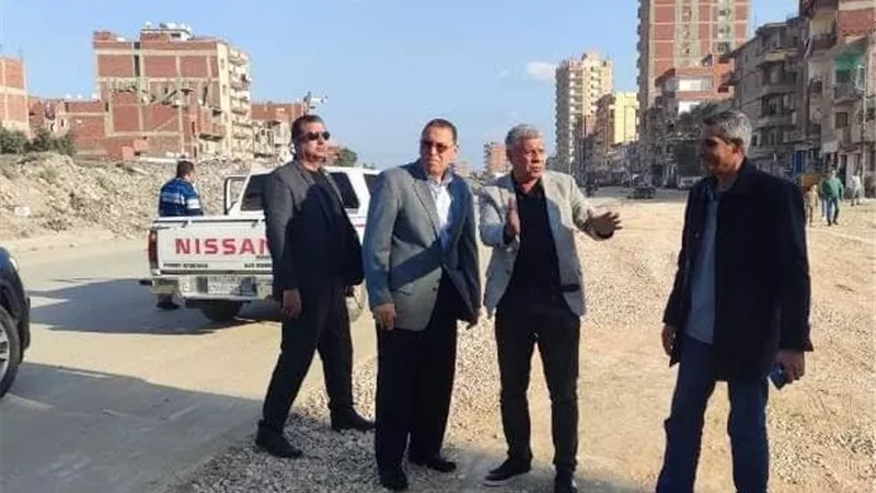 محافظ الشرقيةيتفقد أعمال رصف شارع المنيسي بفاقوس