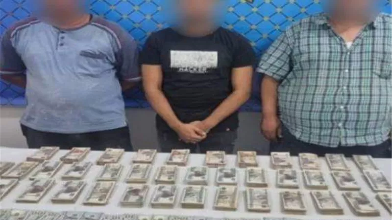 القبض على 3 أشخاص بتهمة الاتجار في النقد الأجنبي