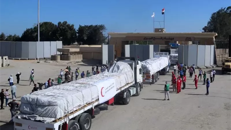 إدخال 90 شاحنة مساعدات إنسانية وإغاثية إلى قطاع غزة