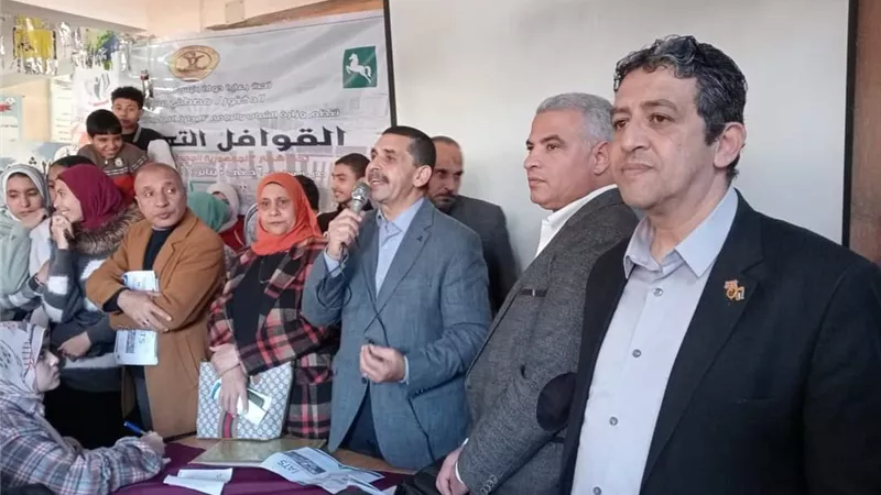 إقبال كثيف من طلاب مدارس بلبيس وديرب على القوافل التعليمية