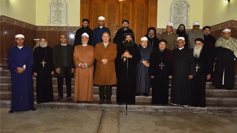 محافظ أسيوط يزور إيبارشية الاقباط الارثوذوكس للتهنئة بعيد الميلاد