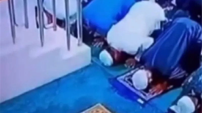 وفاة إمام مسجد أثناء السجود في الصلاة | فيديو