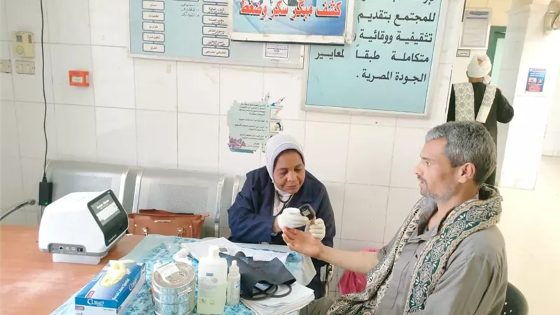 توقيع الكشف على 1831 حالة خلال قافلة طبية بمركز أبوقرقاص